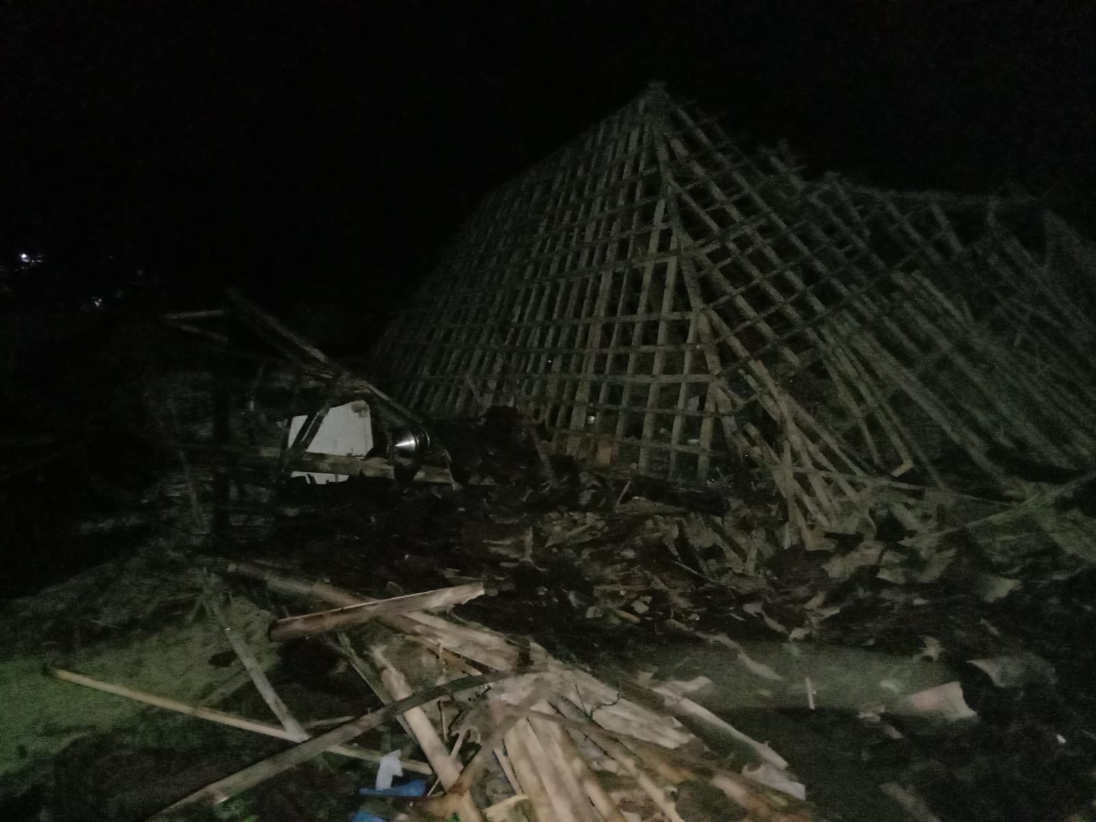 Rumah di Pengkolrejo, Desa Tempelrejo, Kecamatan Mondokan, Sragen, roboh rata dengan tanah setelah diterjang hujan deras disertai angin kencang, Sabtu malam (21/2/2026). (Ahmad Khairudin/Radar Solo) 