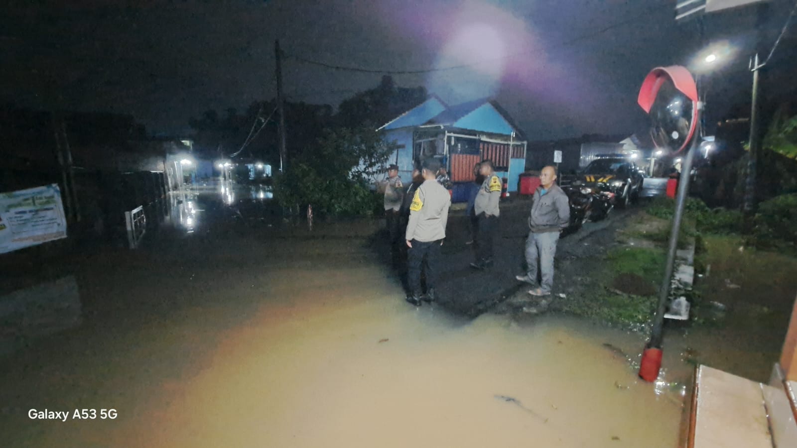 Banjir Sukoharjo menyebabkan emoat kecamatan tergenang air dan ratusan orang mengungsi, Senin dini hari (23/2).