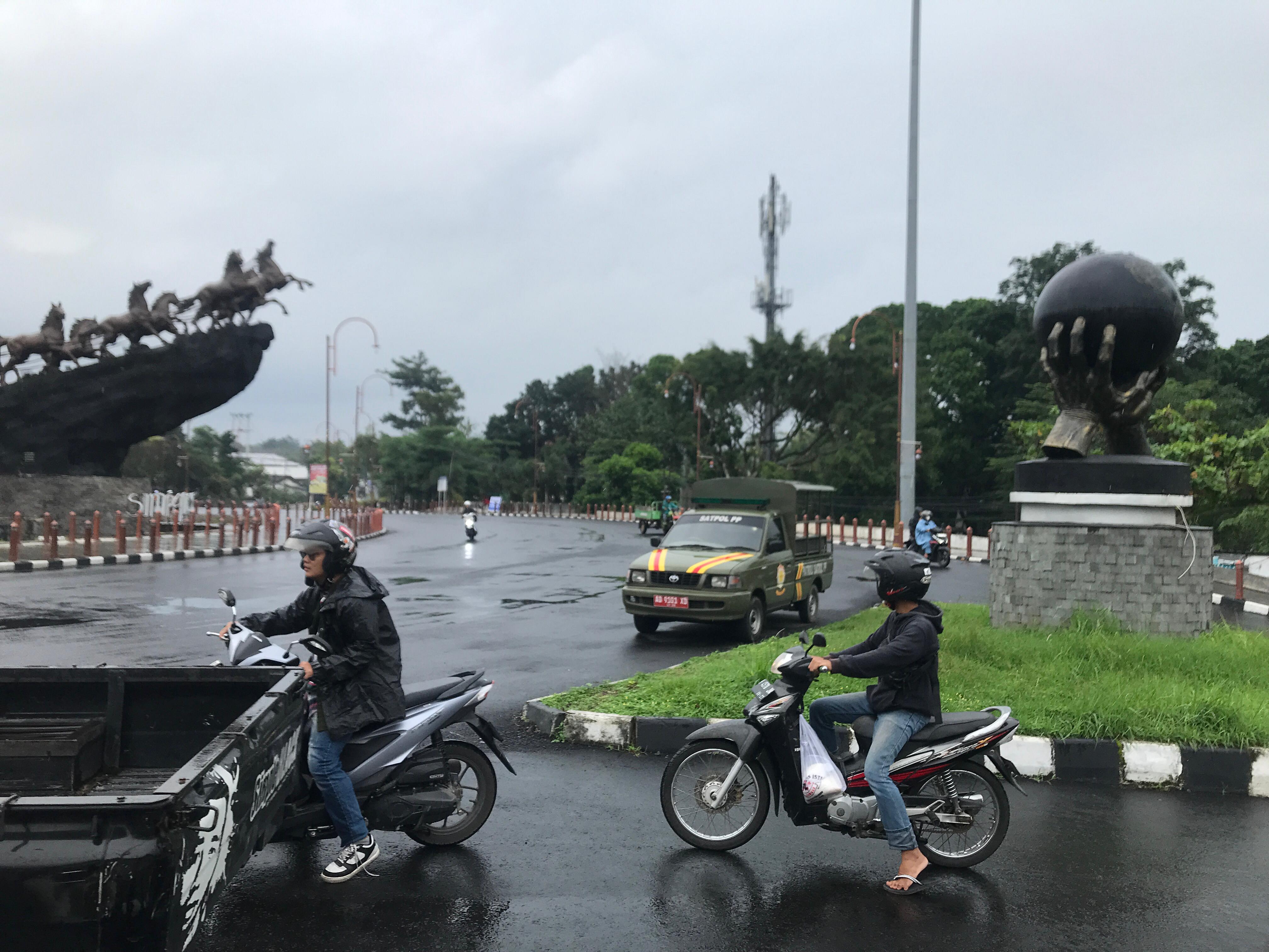 Mobil patroli Satpol PP parkir di kawasan Simpang Lima, tepatnya di barat patung globe.