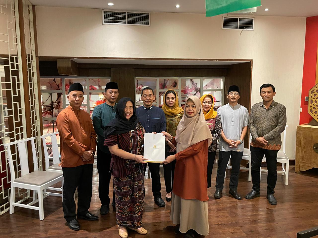 GM The Sunan Hotel Solo Retno Wulandari berikan tali asih kepada Panti Yatim Aisyiyah Kandipiro.