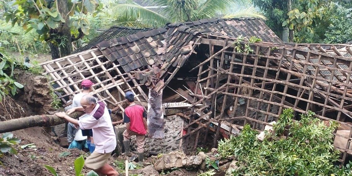 Salah satu rumah di Karanganyar yang diterjang longsor, Senin (23/2/2026). (Rudi Hartono/Radar Solo)