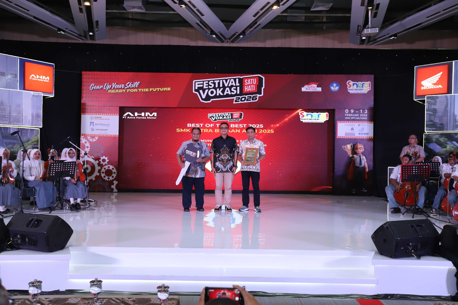 Kepala SMK Muhammadiyah 3 Weleri bersama AHM dan Astra Motor Jateng menerima penghargaan **Best of the Best SMK FeVoSH 2026** di Jakarta, 13 Februari 2026. 