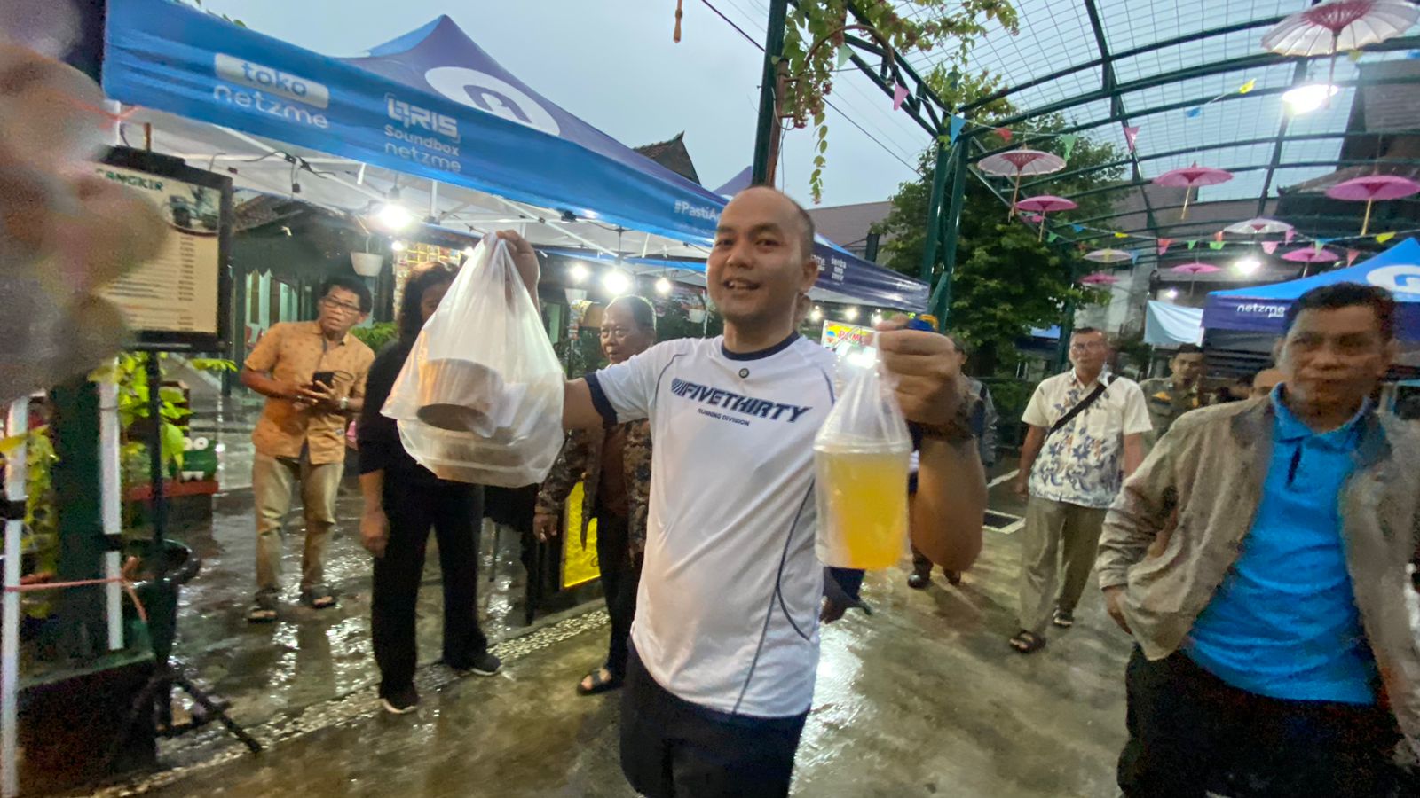 Wali Kota Solo Respati Ardi membeli takjil dari pedagang. (Silvester Kurniawan/Radar Solo) 