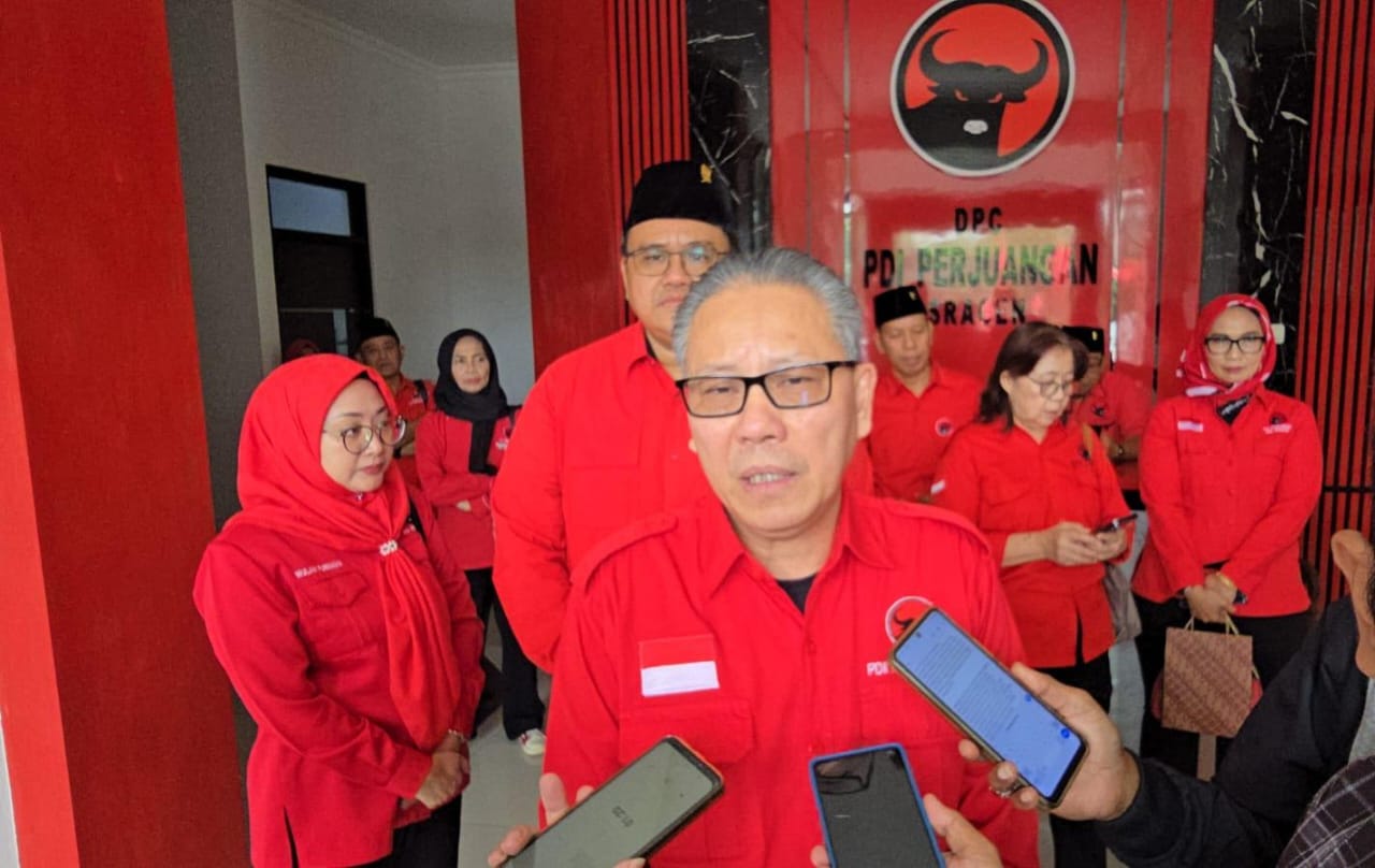 Ketua DPD PDIP Jateng Dolfie Othniel Frederic Palit saat kunjungi DPC PDIP Sragen, Senin (23/2/2026). (Ahmad Khairudin/Radar Solo)