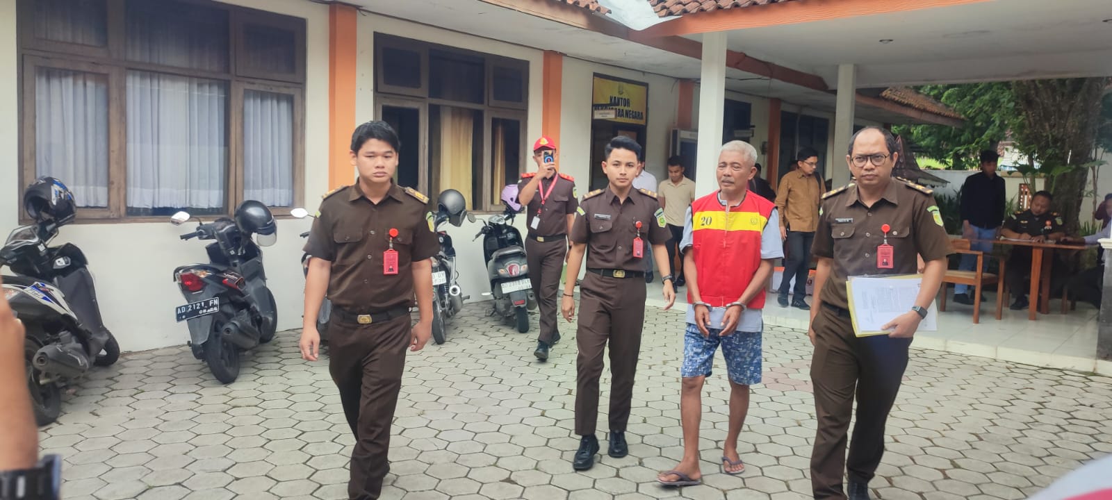 Kepala Desa (Kades) Purworejo, Ngadiyanto saat dibawa aparat Kejari Sragen ke sel. (Ahmad Khairudin/Radar Solo)