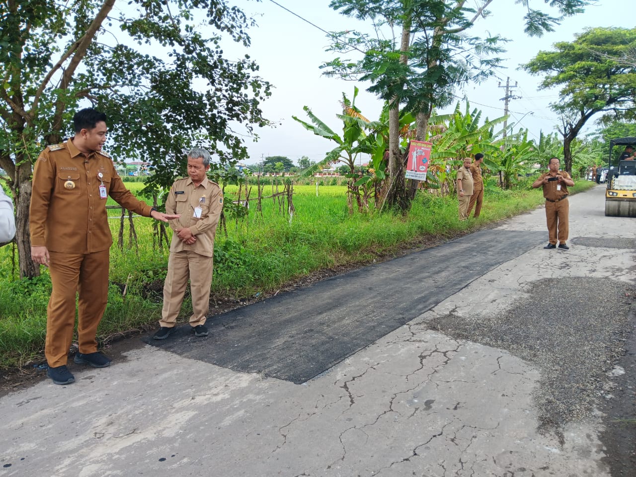 Bupati Klaten Hamenang Wajar Ismoyo didampingi Kepala DPU-PR Klaten meninjau pengerjaan pemeliharaan jalan rutin di ruas Jalan Dr. Supomo, Desa Karanganom, Klaten Utara.