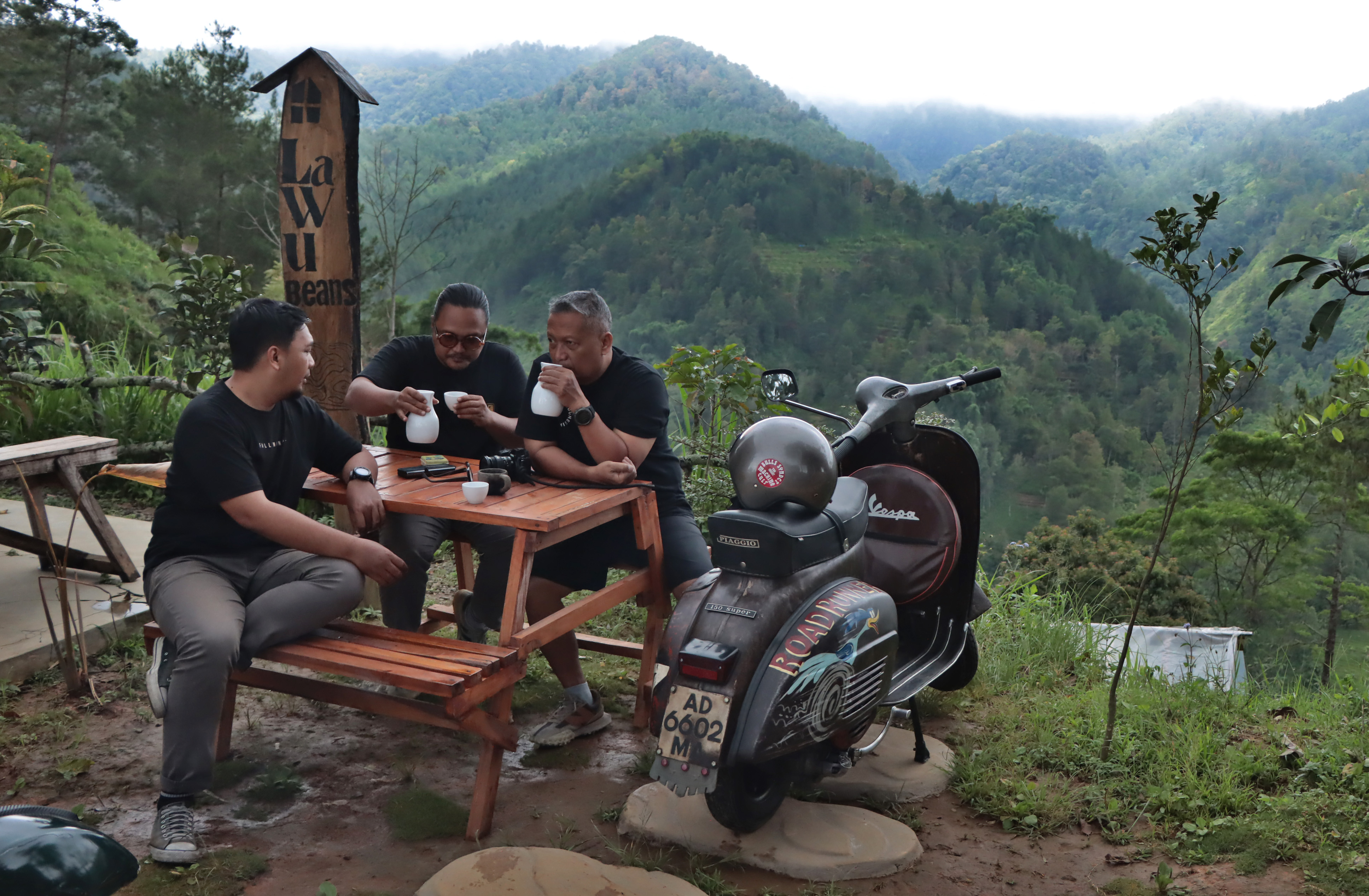 Lawu Coffe Beans di Jatiyoso, Karanganyar menawarkan panorama alam pegunungan Lawu selatan. (Arief Budiman/Radar Solo)
