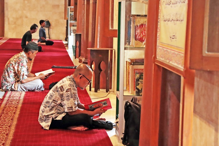 Jemaah Masjid Agung Surakarta membaca Alquran di bulan suci Ramadan 1447 Hijriah, Selasa (24/2). 