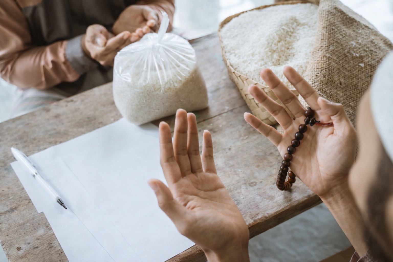 Niat Zakat Fitrah Ramadhan 2026 lengkap dengan bacaan Arab, latin, arti, serta besaran zakat fitrah terbaru sesuai ketentuan BAZNAS.