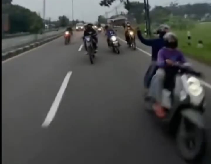   Aksi konvoi ugal-ugalan sekelompok remaja di ruas Jalan Raya Jogja&ndash;Solo viral di media sosial.   