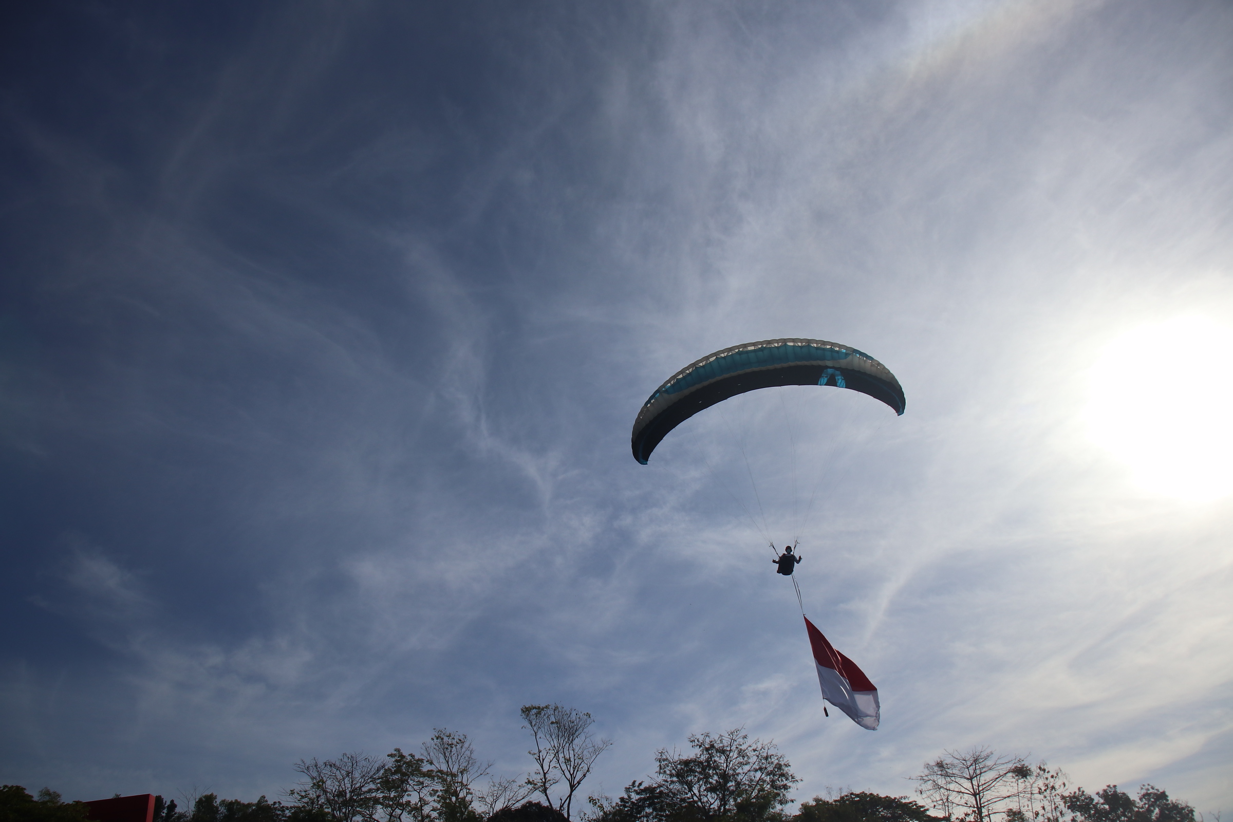 Menikmati terbang dengan paralayang sambil menikmati pemandangan Waduk Gajah Mungkur Wonogiri. (Iwan Adi Luhung/Radar Solo)