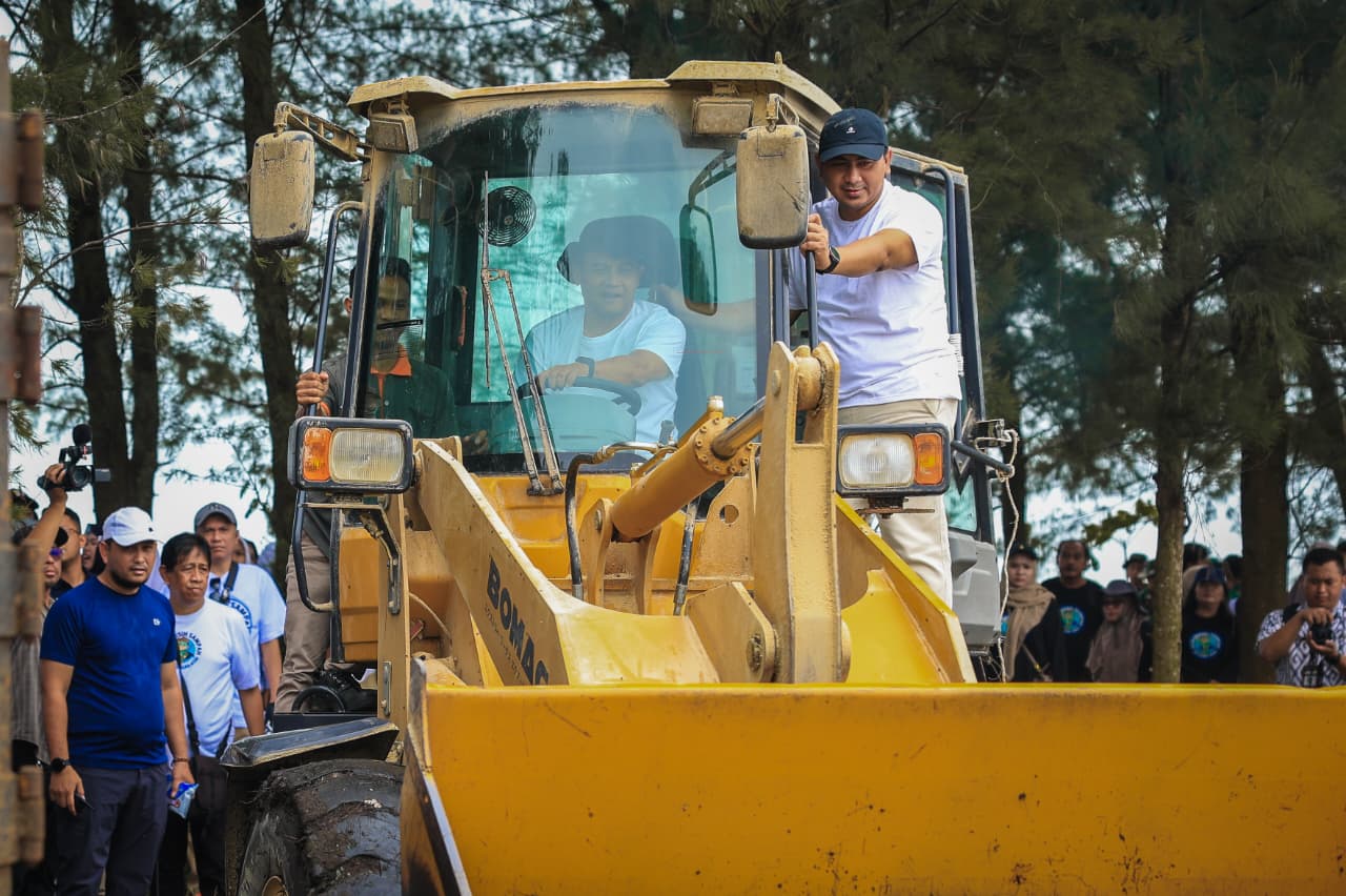 Gubernur-Wagub Jateng Ahmad Luthfi-Taj Yasin operasikan alat berat untuk bersihkan sampah di Pantai Jodo, Desa Sidorejo, Kecamatan Gringsing, Kabupaten Batang, Selasa (24/2/2026).