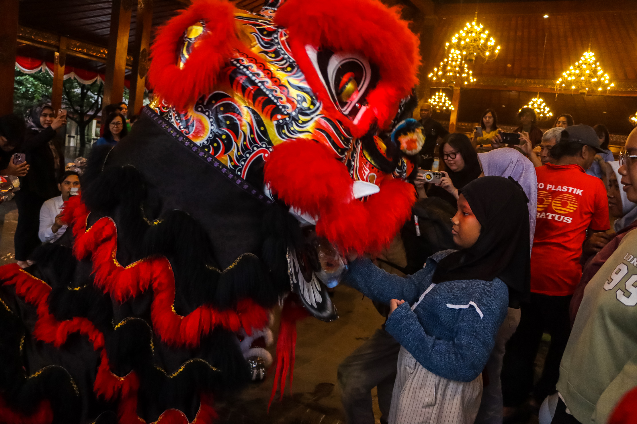 Barongsai bagikan takjil kepada masyarakat di balai kota Solo sepanjang Ramadan, hingga 3 Maret.