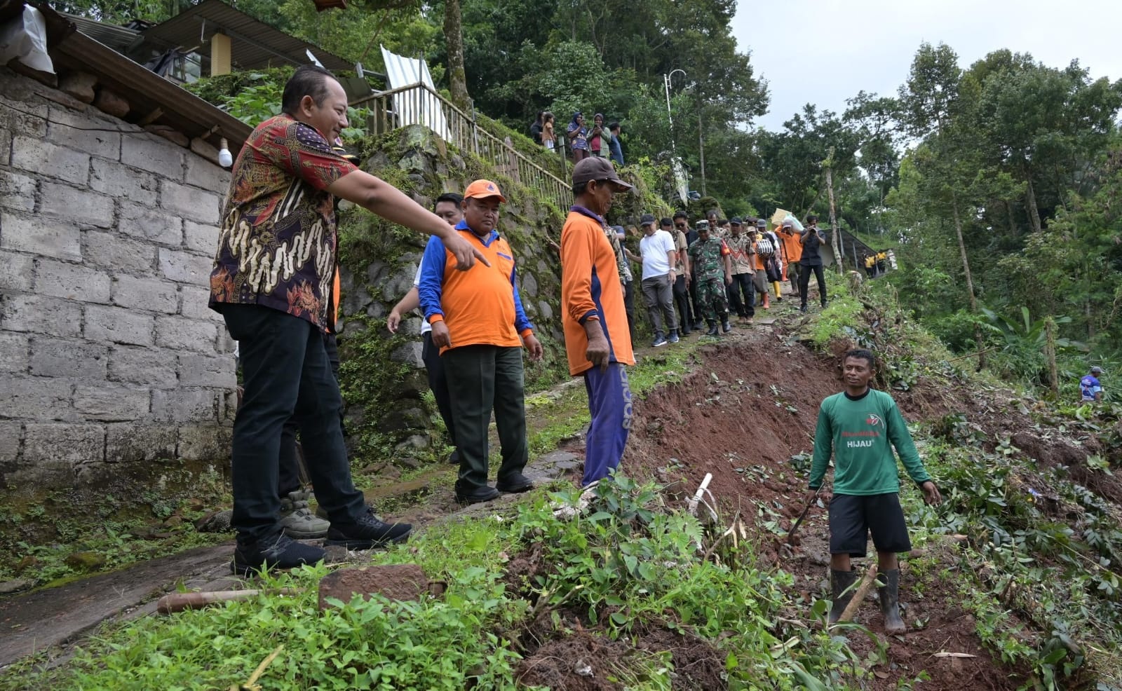 Bupati Karanganyar Rober Christanto meninjau tanah longsor di Kecamatan Matesih, Selasa (24/2/2026). (Rudi Hartono/Radar Solo)