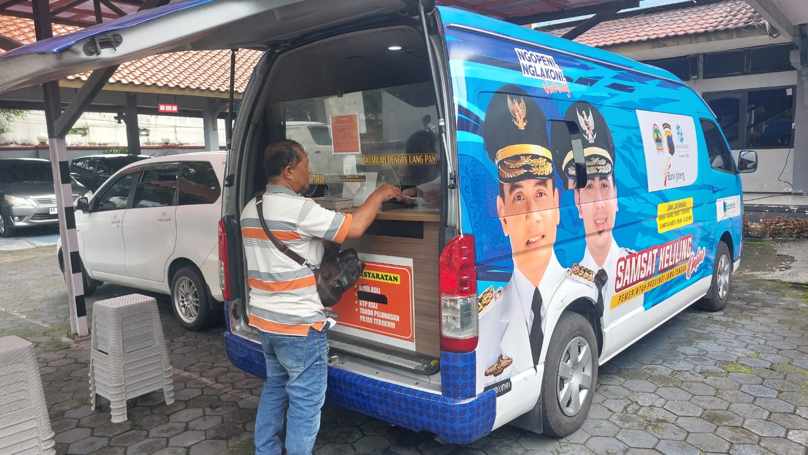 Pelayanan samsat keliling memudahkan warga membayar pajak. (A Christian/Radar Solo)