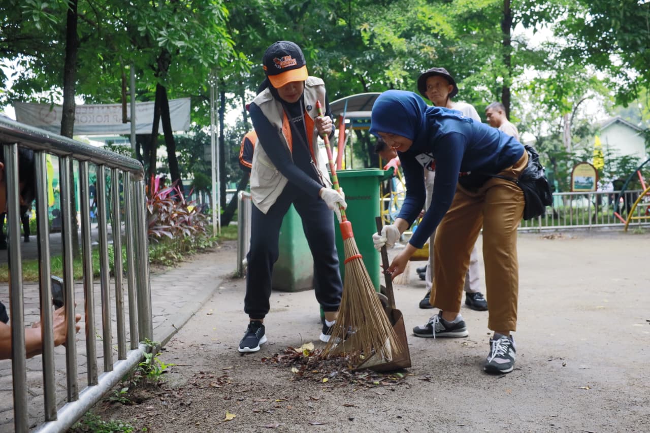 Wakil Wali Kota Solo Astrid Widayani pimpin bersih sampah di Mojosongo, Selasa (24/2/2026). (Silvester Kurniawan/Radar Solo)