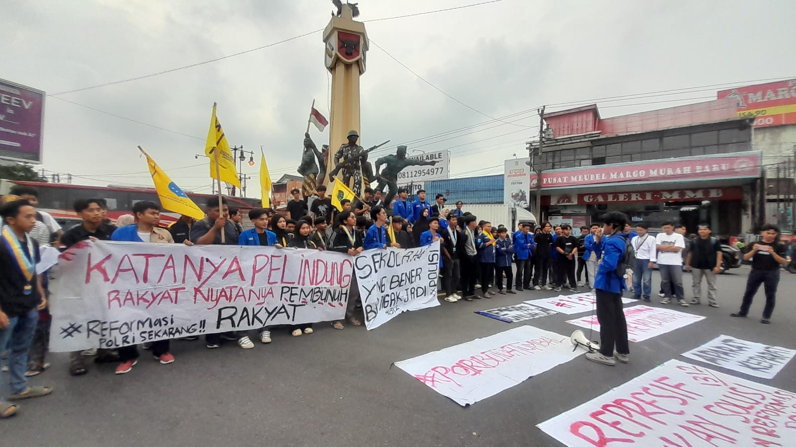 Demo PMII Komisariat Raden Mas Said Cabang Sukoharjo di Tugu Kartasura, Selasa (24/2).