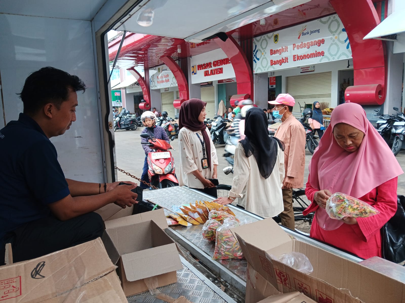 Penyaluran subsidi pangan dengan berbagai komoditas di Pasar Gedhe Klaten, Selasa (24/2/2026).