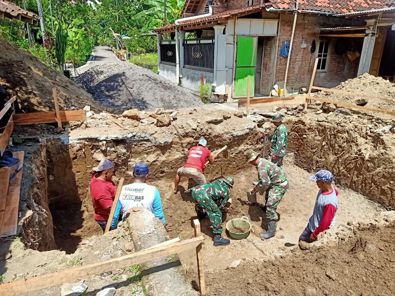 Pembangunan Jembatan Gantung Garuda yang membentang di atas Sungai Gamping, Dusun Santren, Desa Dukuh, Kecamatan Bayat, Klaten.