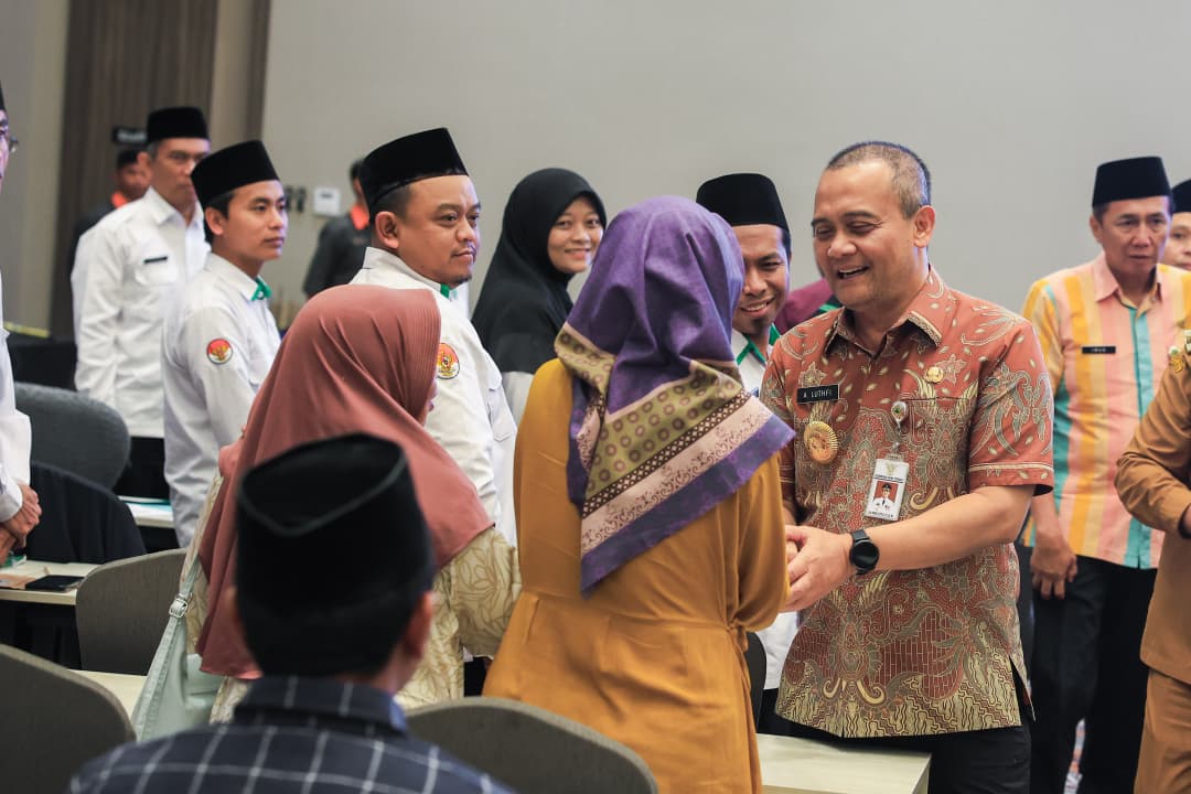 Gubernur  Jateng Ahmad Luthfi di sela penyaluran bantuan modal usaha produktif dari Badan Amil Zakat Nasional (Baznas) senilai total Rp5,25 miliar di Kota Salatiga, Selasa (24/2/2026).