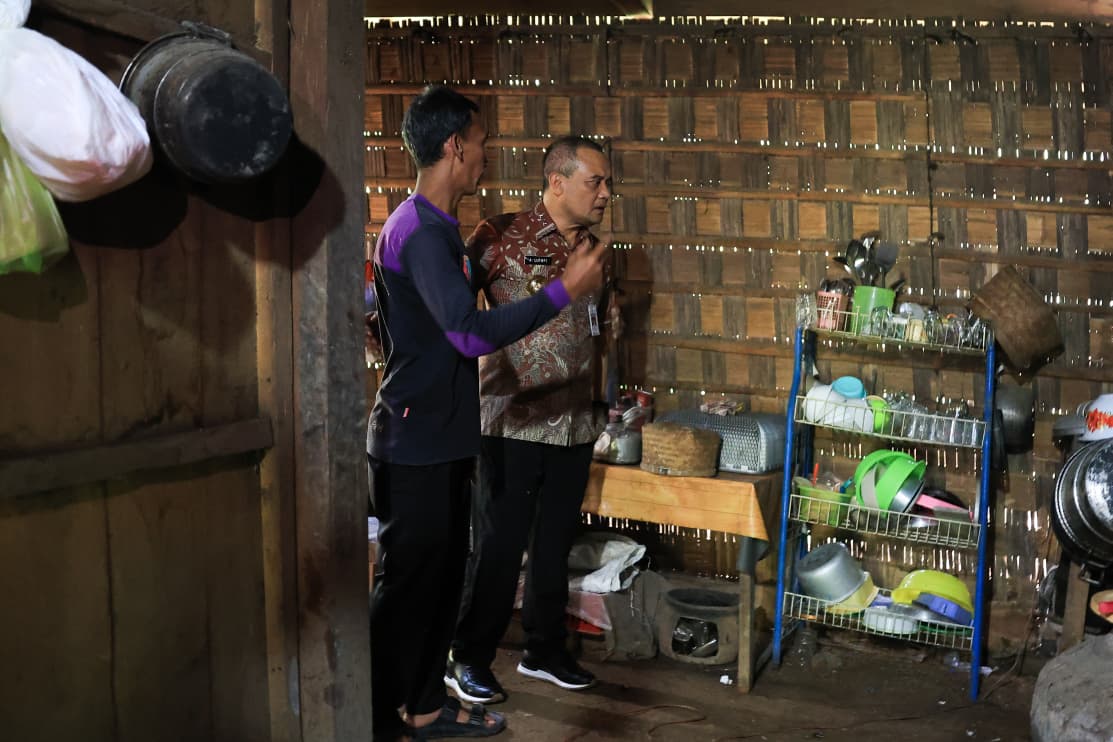 Gubernur Luthfi tinjau rumah Hartato di Desa Tawang, Kecamatan Susukan, Kabupaten Semarang yang berlantai tanah dan tanpa sanitasi, Selasa (24/2/2026). 