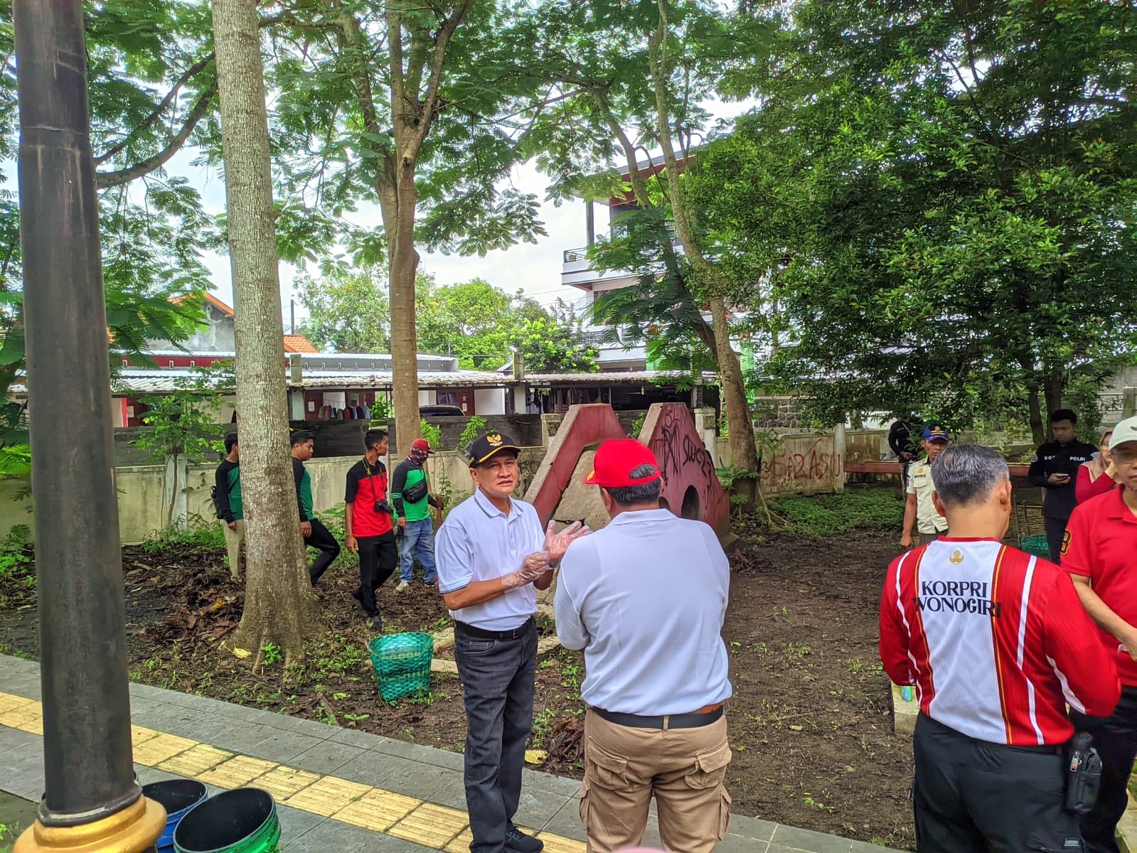Bupati Wonogiri Setyo Sukarno memimpin pembersihan area Hutan Kota Wonogreen.  