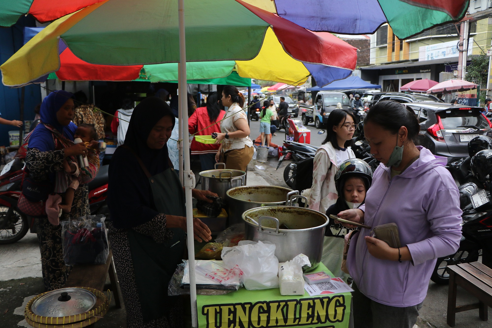 Pedagang takjil makin ramai di bulan Ramadan. (Arief Budiman/Radar Solo)