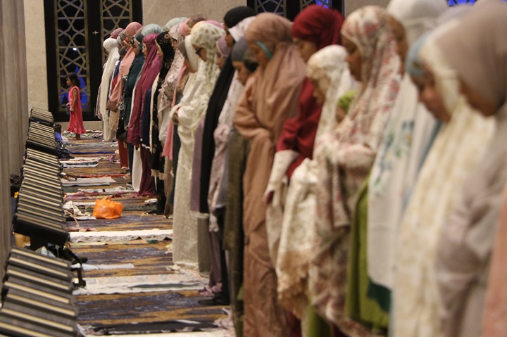 Jamaah perempuan menunaikan ibadah salat Tarawih dari Masjid Raya Sheikh Zayed Solo. Salat Tarawih menurut ulama sebagai sarana menjemput ampunan dari dosa-dosa yang telah lalu. 