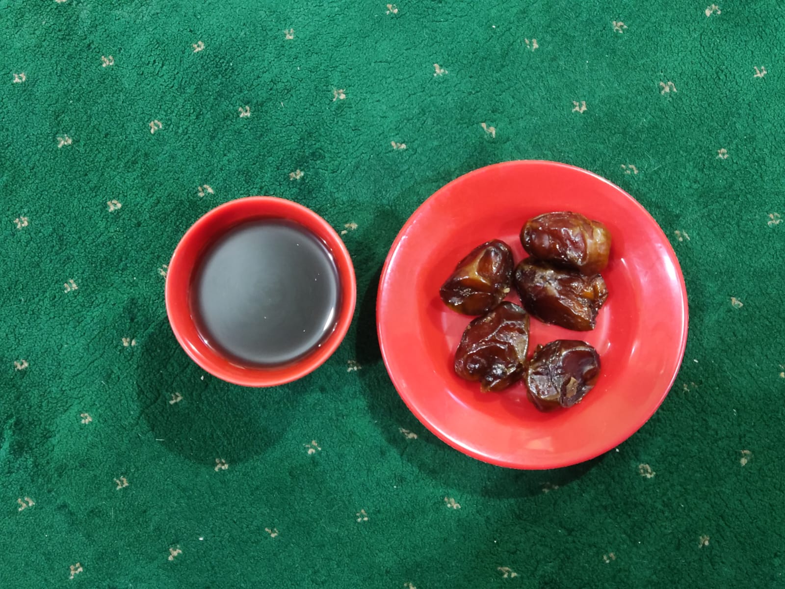 MENU FAVORIT: Kopi rempah yang disajikan Masjid Jami Assagaf saat berbuka puasa menjadi buruan tersendiri.