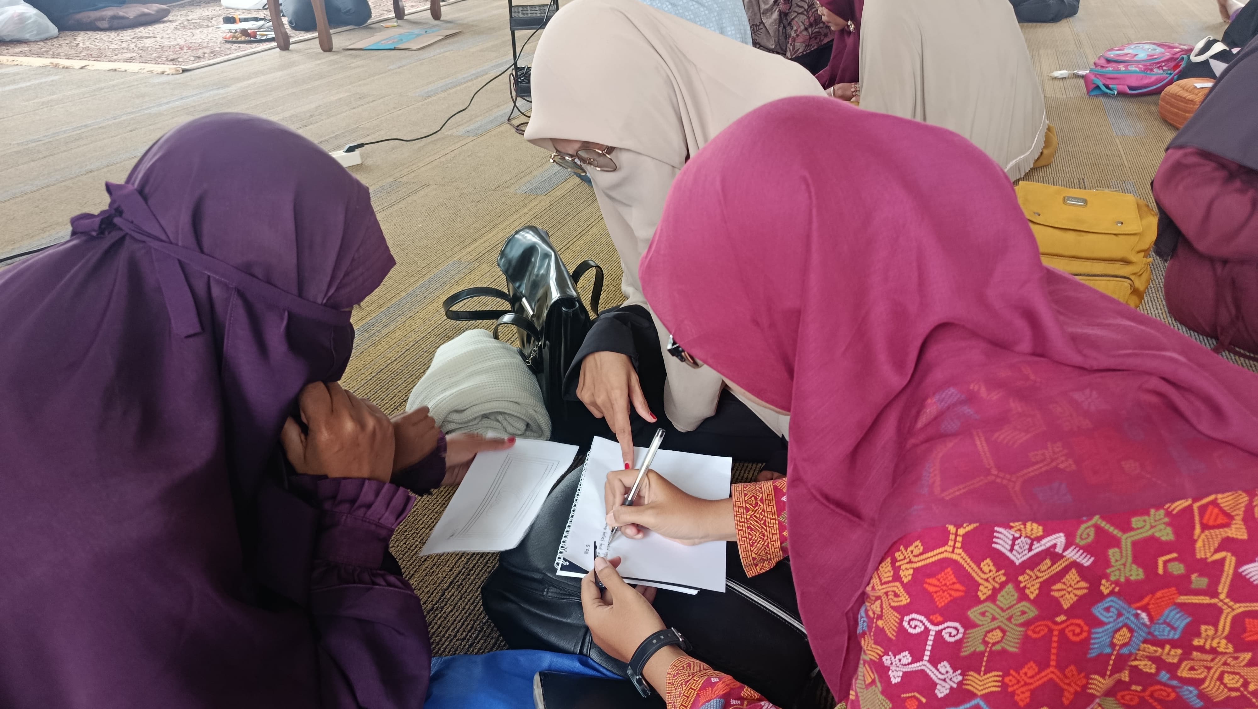 TAK MUDAH: Peserta tengah memecahkan masalah dalam workshop Computational Thinking di Perpustakaan Masjid Raya Sheikh Zayed, Selasa (24/2/2026).   