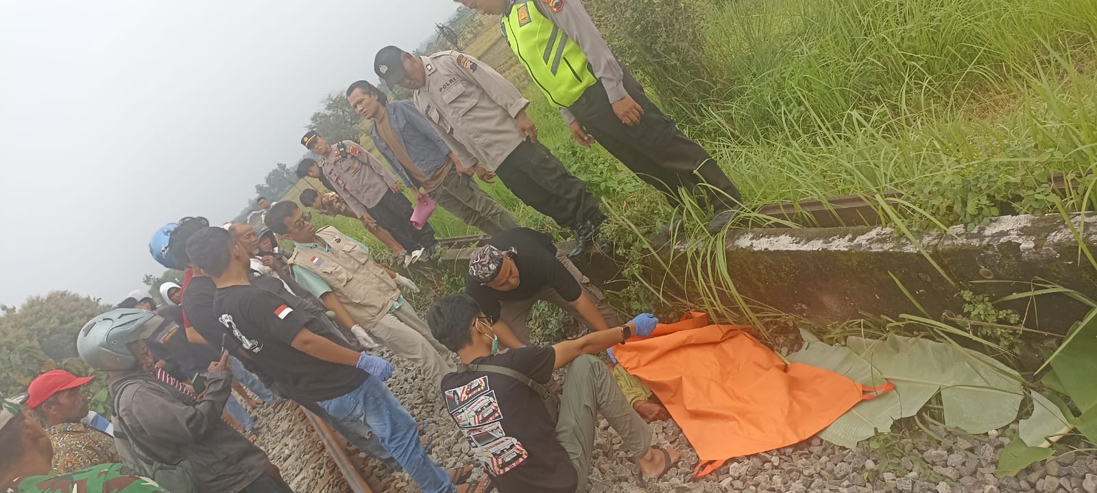 Polisi dan relawan evakuasi jasad perempuan yang tertabrak KA di Miri, Sragen, Selasa (24/2/2026) sore. (Ahmad Khairudin/Radar Solo) 