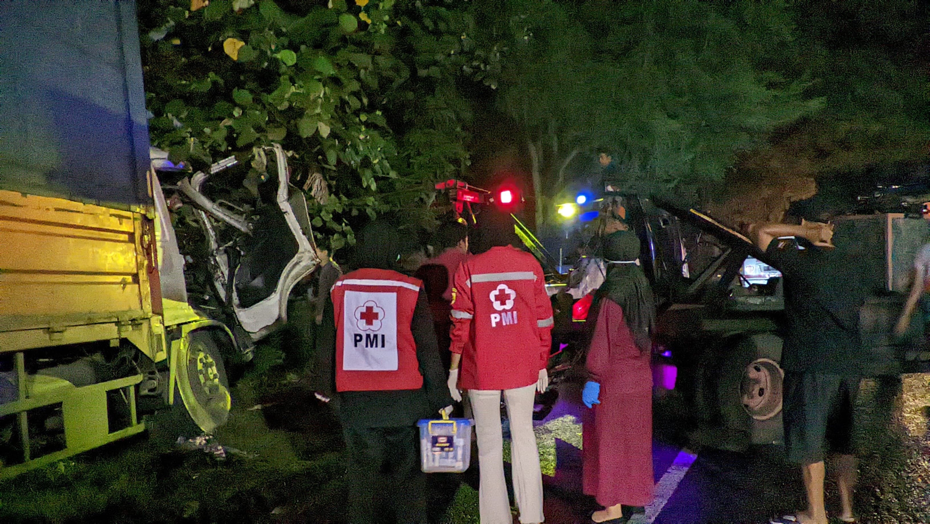 Relawan evakuasi sopir truk yang terlibat kecelakaan di Jalan Raya Solo-Ngawi Km 15, Desa Banaran, Kecamatan Sambungmacan, Sragen, Rabu (25/2/2026). (Ahmad Khairudin/Radar Solo) 