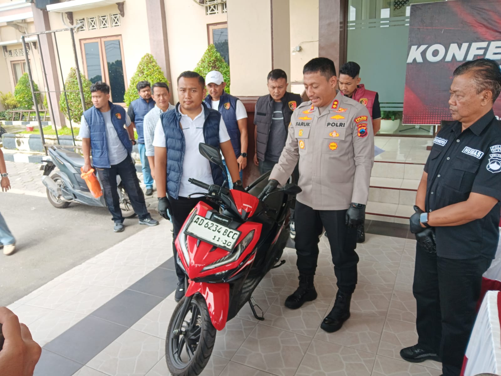 Kapolres Klaten saat memperlihatkan sepeda motor yang berhasil diamankan dari tangan pelaku. 