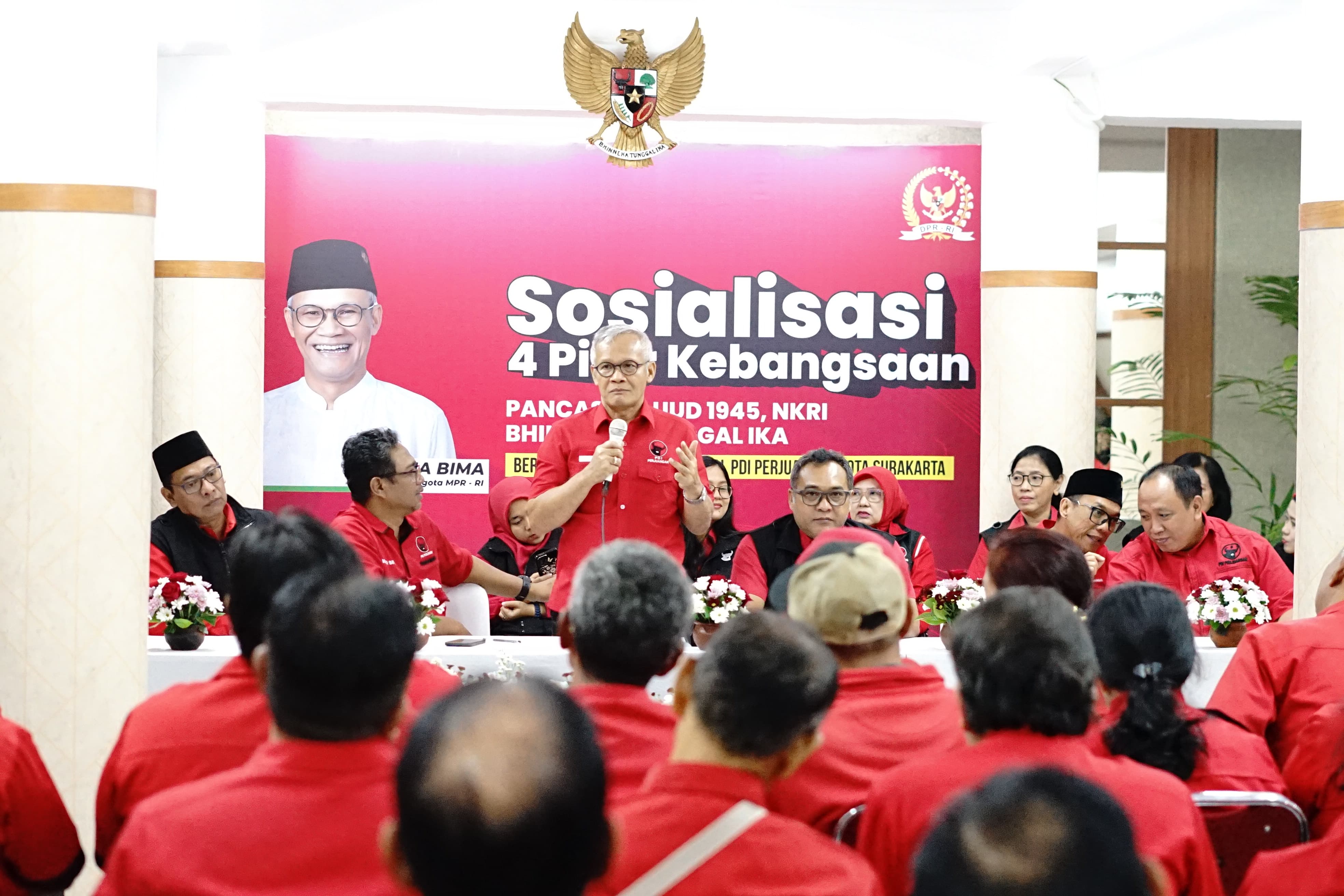 Politikus senior PDI Perjuangan, Aria Bima, beri pesan mendalam bagi seluruh kader banteng dalam acara sosialisasi empat pilar kebangsaan di Kantor DPC PDI Perjuangan Kota Surakarta, Selasa (24/2).