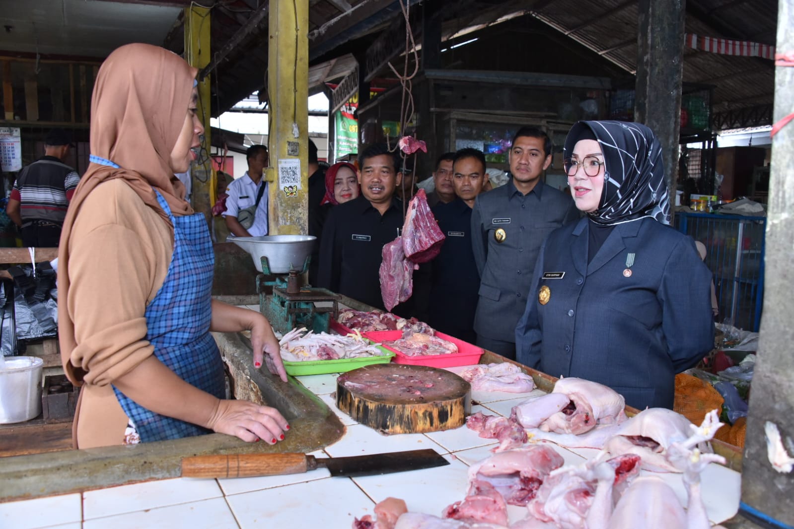 Bupati Sukoharjo Etik Suryani memantau harga bapokting termasuk cabai rawit di pasar tradisional, Rabu (25/2).