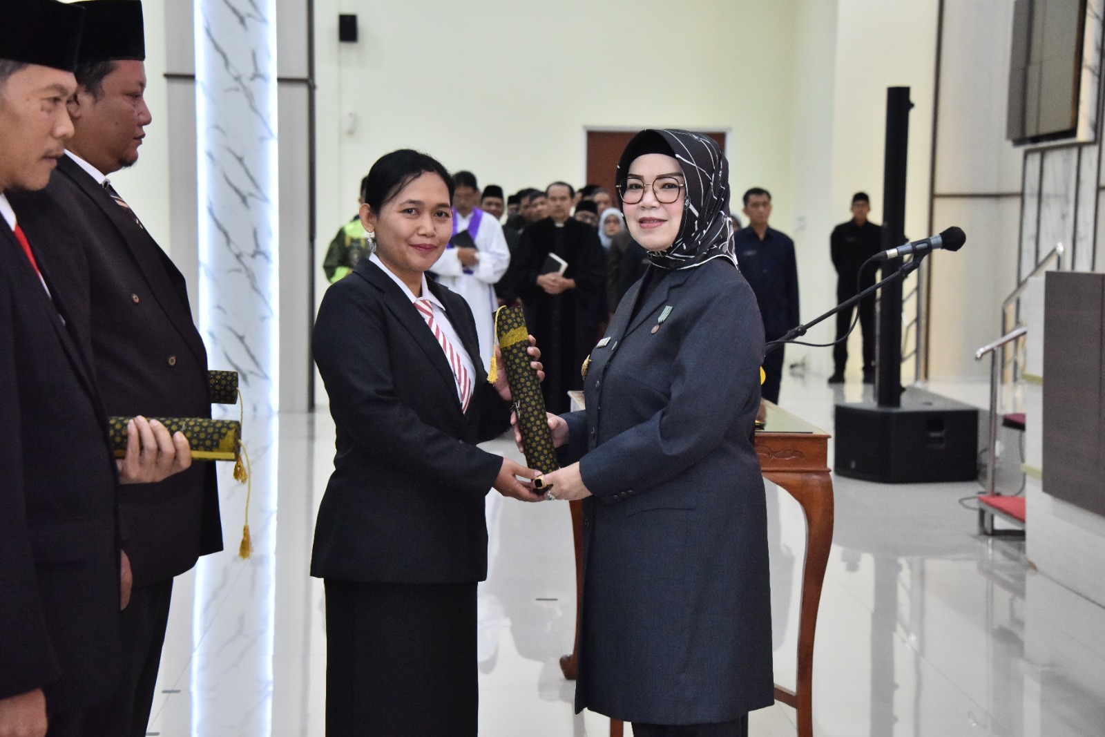 Bupati Sukoharjo Etik Suryani melantik 142 pejabat di Menara Wijaya, Rabu (25/2), termasuk kepala sekolah SD dan SMP negeri. 