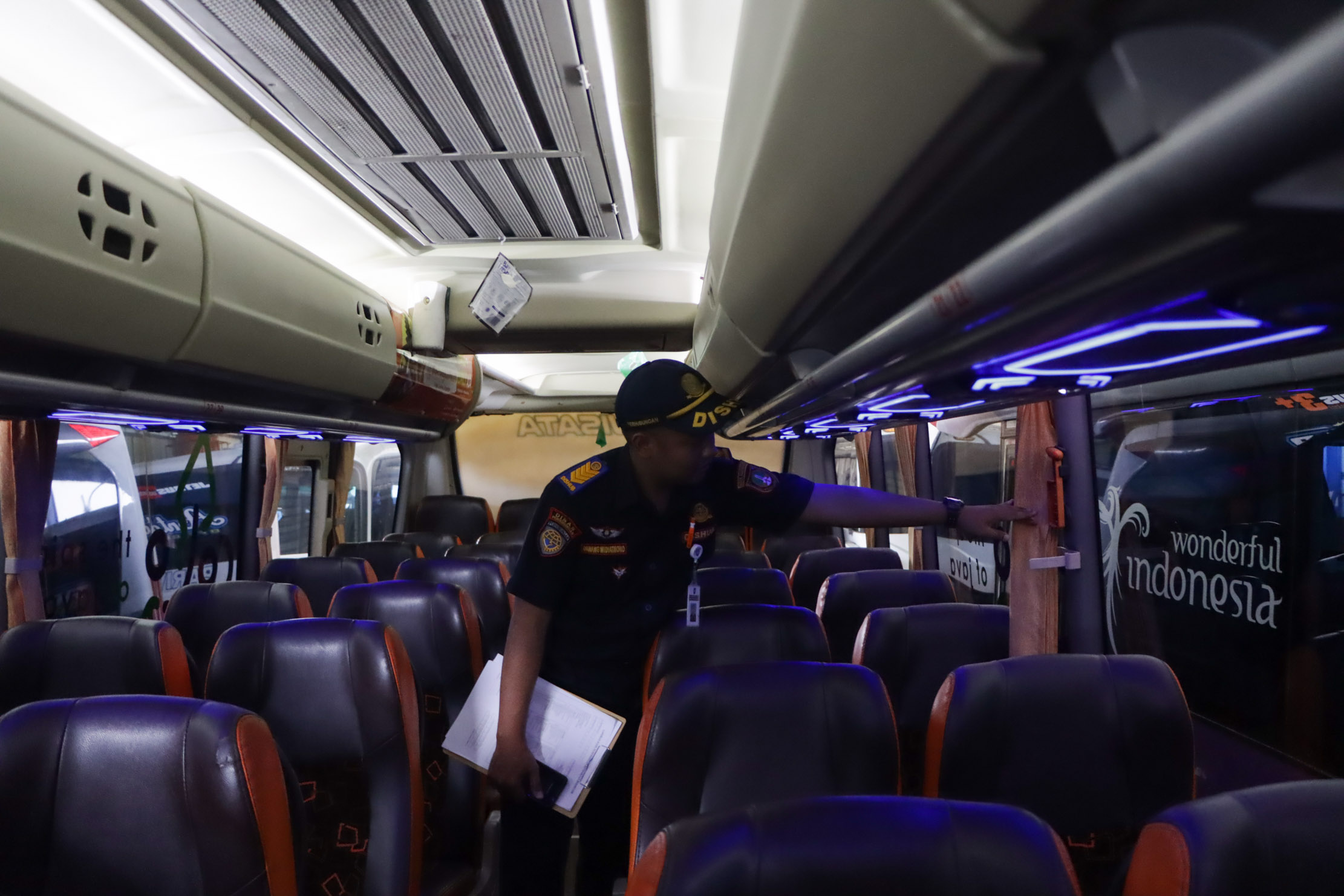 Pengecekan bus untuk pemudik wajib dilakukan demi keamanan. (M Ihsan/Radar Solo)