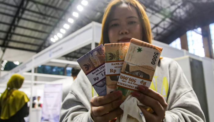 Warga mengakses layanan penukaran uang baru dari Bank Indonesia (BI).