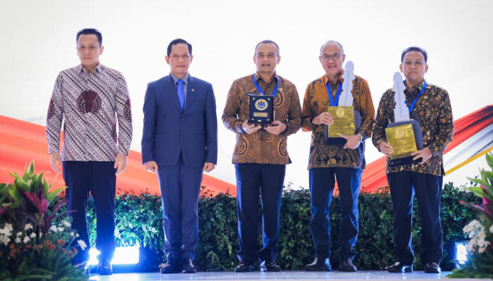 Gubernur Jateng Ahmad Luthfi (tengah)&nbsp;menerima Penghargaan Kinerja Pengelolaan Sampah 2026&nbsp;kategori Pembina Terbaik Kabupaten/Kota dari Menteri Lingkungan Hidup.