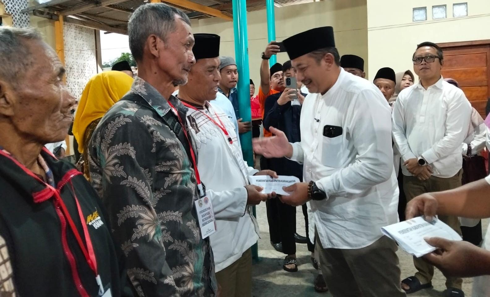 Bupati Karanganyar Rober Christanto serahkan bantuan kepada warga terdampak bencana alam. (Rudi Hartono/Radar Solo)