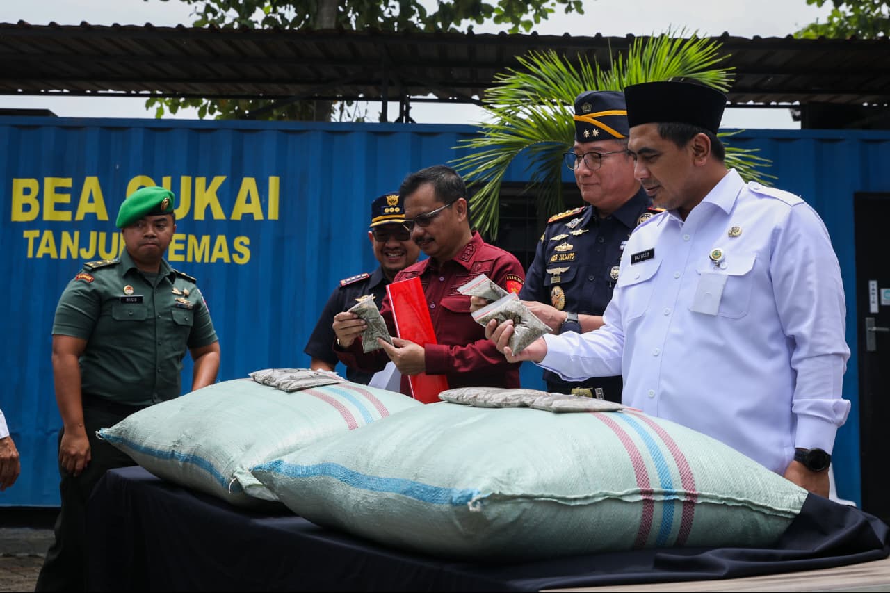 Wagub Jateng Gus Yasin apresiasi ketegasan petugas Bea Cukai Tanjung Emas Semarang yang gagalkan penyelundupan kratom. (Humas Pemprov Jateng)
