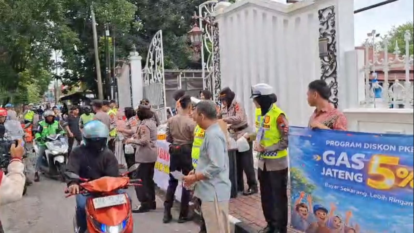 Samsat dan Satlantas Polresta Solo sosialisasi diskon pajak 5 persen. (A Christian/Radar Solo)