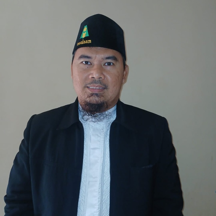 Guru Syariah dan Bahasa Arab Pondok Pesantren Modern Islam (PPMI) Assalaam Amien Ashiddiqi.
