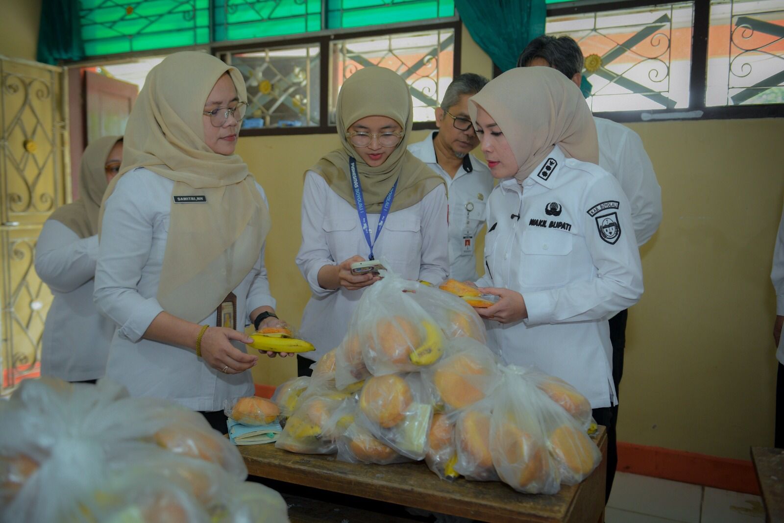 Wabup Boyolali Dwi Fajar Nirwana cek menu kering MBG di bulan Ramadhan.