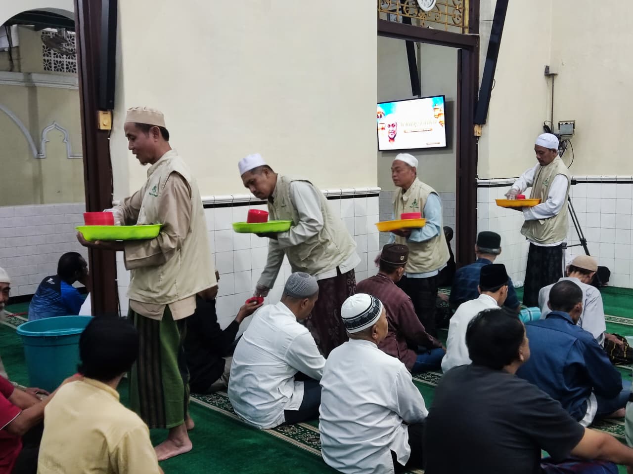 Kopi rempah yang disajikan Masjid Jami Assagaf saat berbuka puasa menjadi buruan tersendiri. (Hernindya Jalu/Radar Solo)   