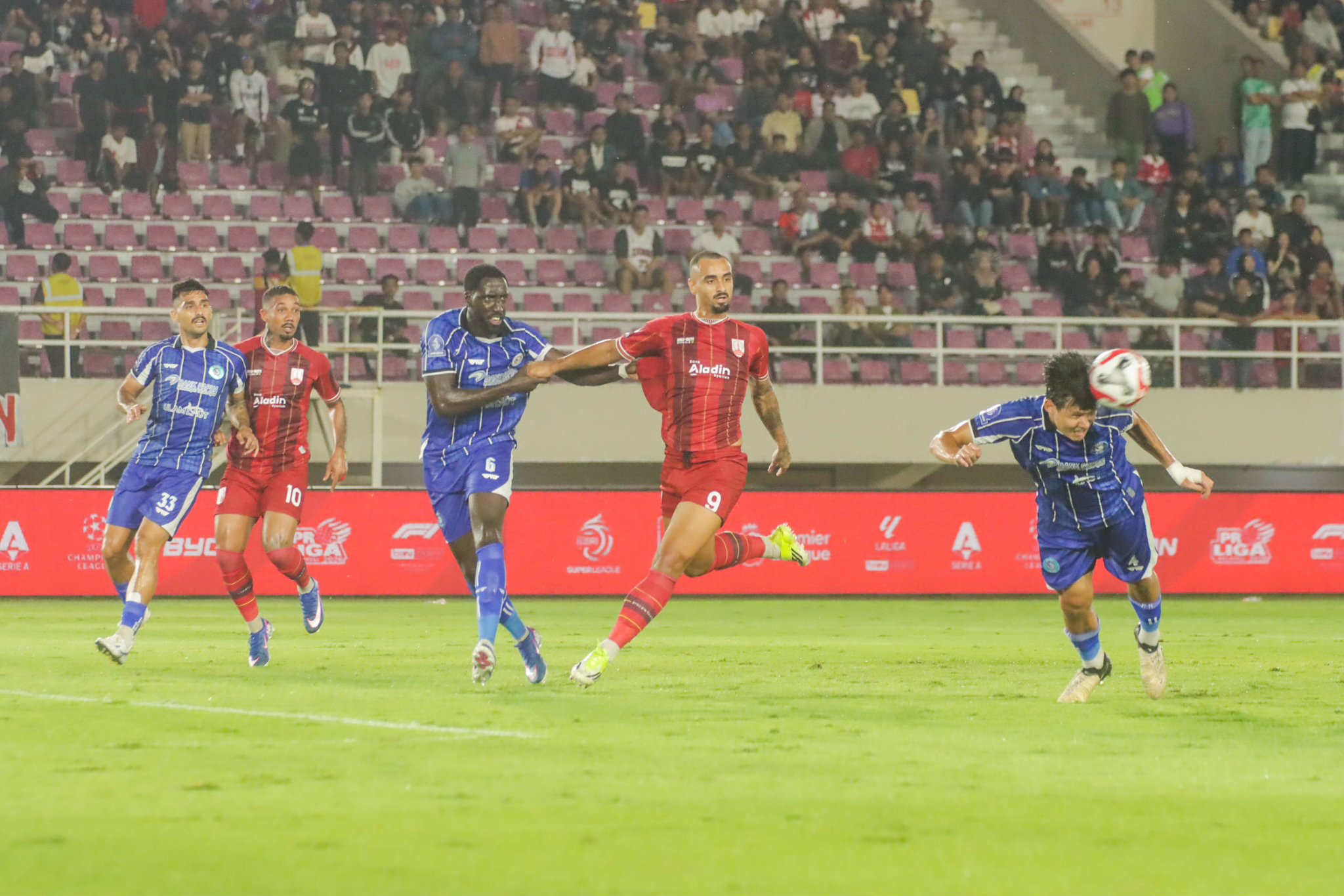 BUTUH ADAPTASI: Striker baru Persis Solo Bruno Gomes dikawal pemain PSBS Biak di Stadion Manahan, Sabtu (21/2).