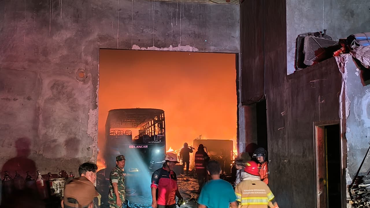 Penanganan kebakaran gudang barang bekas di Desa Bolopleret, Kecamatan Juwiring, Klaten, Rabu (25/2/2026) malam. 