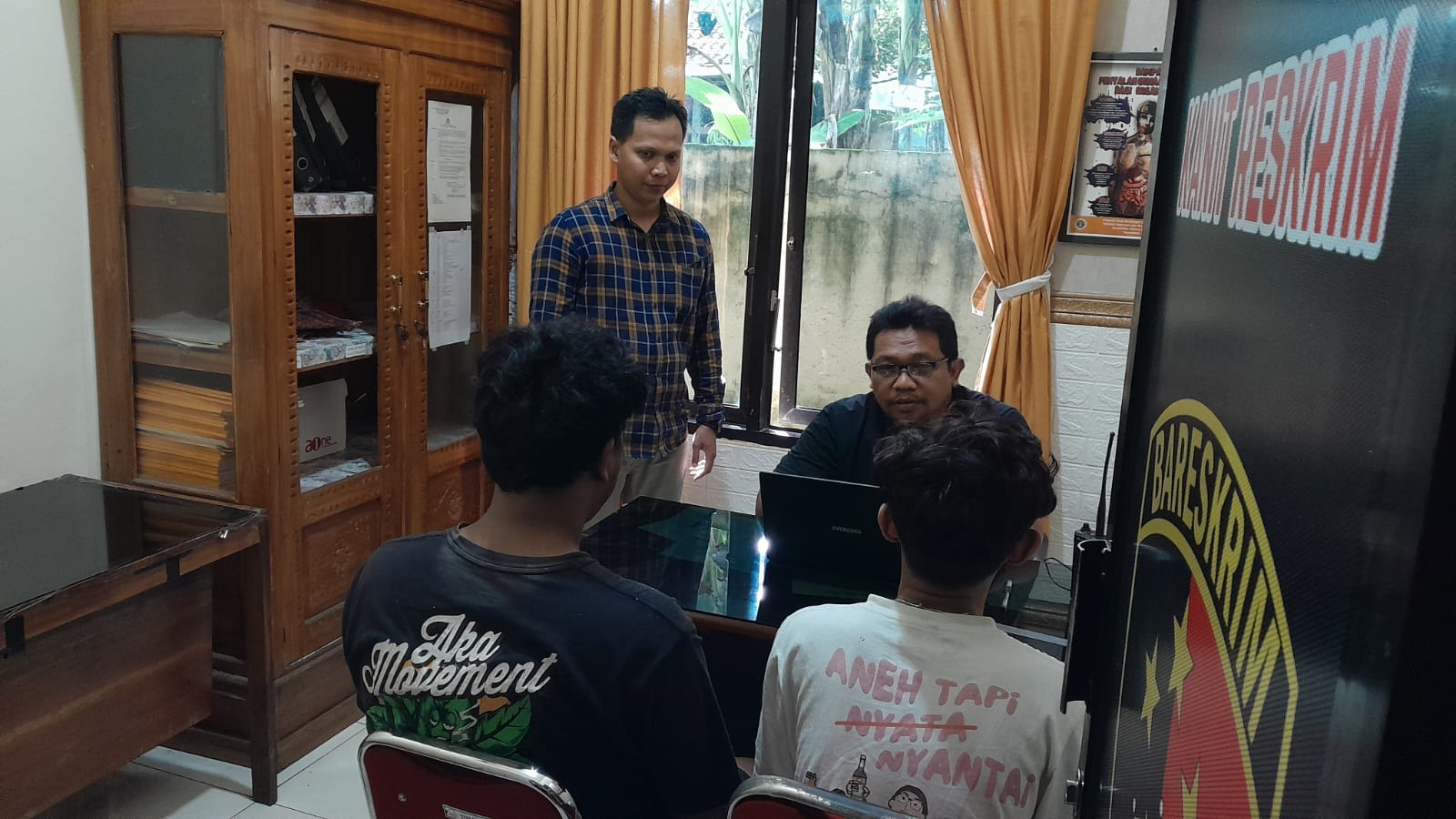 Polisi interogasi dua maling motor di kos di Desa Gentan, Baki, Sukoharjo yang videonya sempat viral di medsos. 