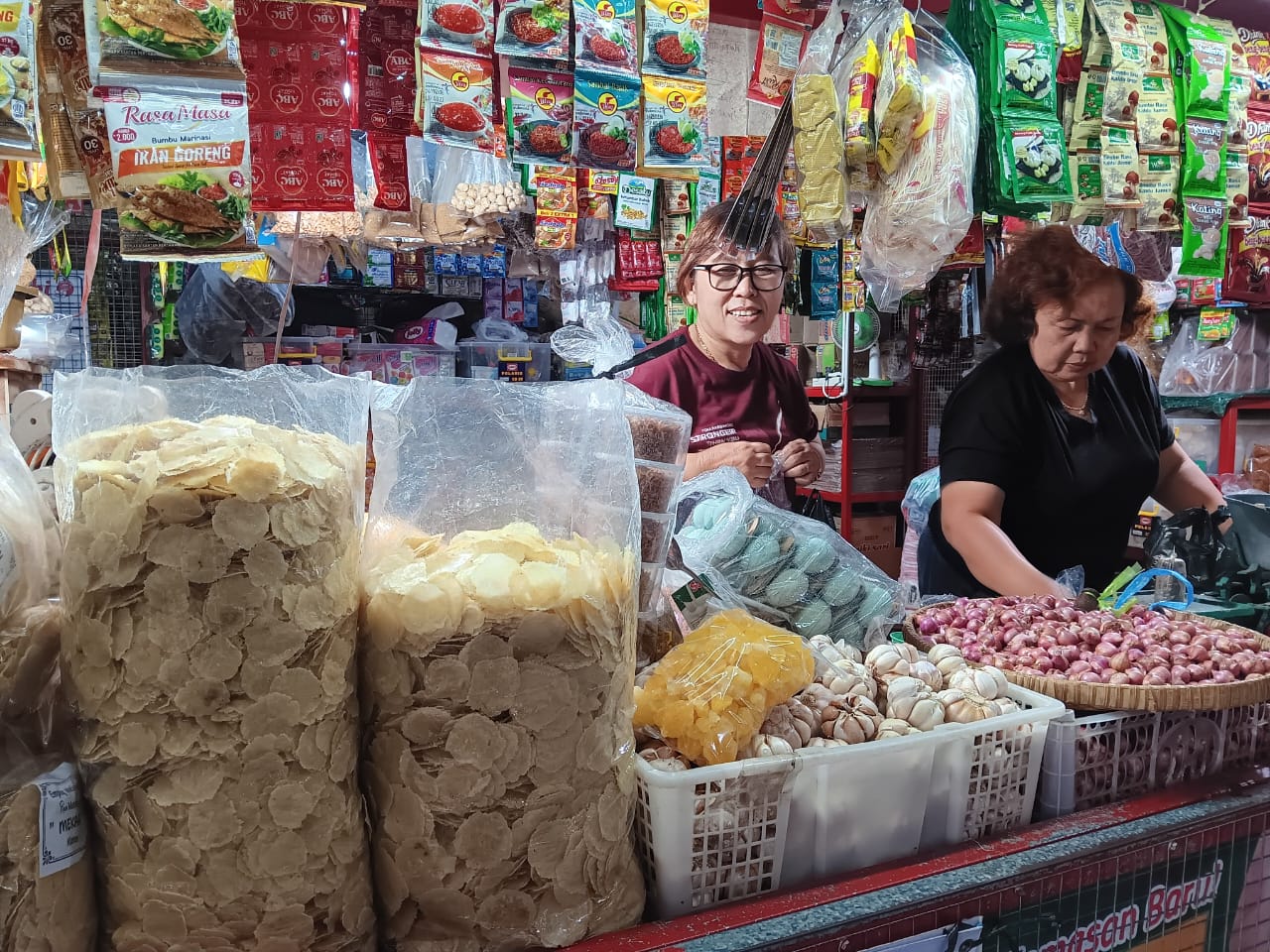 Para pedagang yang menjual emping dan mete di Pasar Gedhe Klaten.   