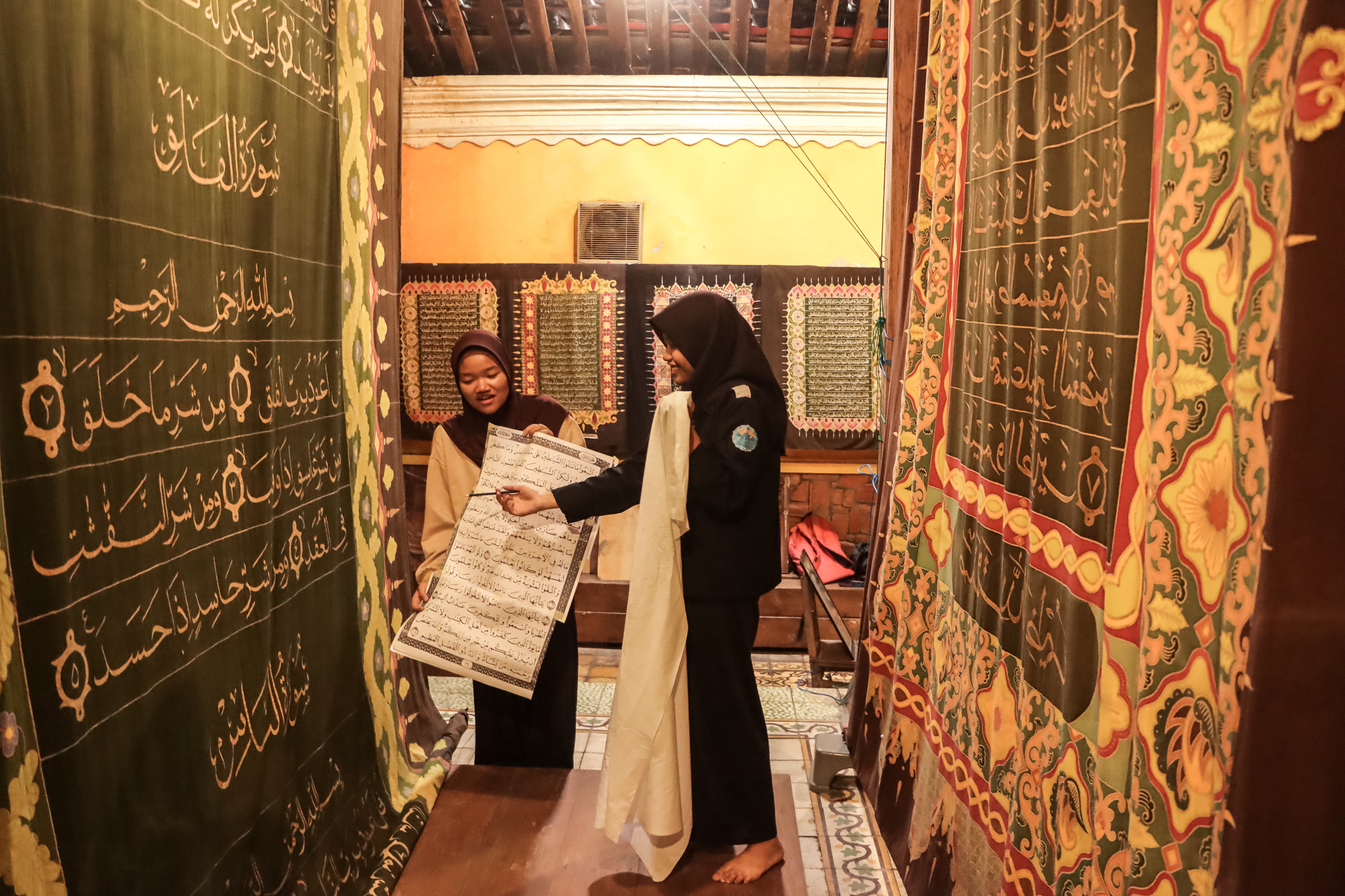 Lembaran Batik Alquran di Kampung Batik Laweyan Solo, Kamis (26/2).